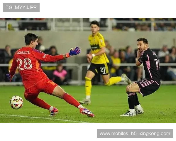 梅西灵巧停球后分球,迈阿密国际进攻链条无缝衔接